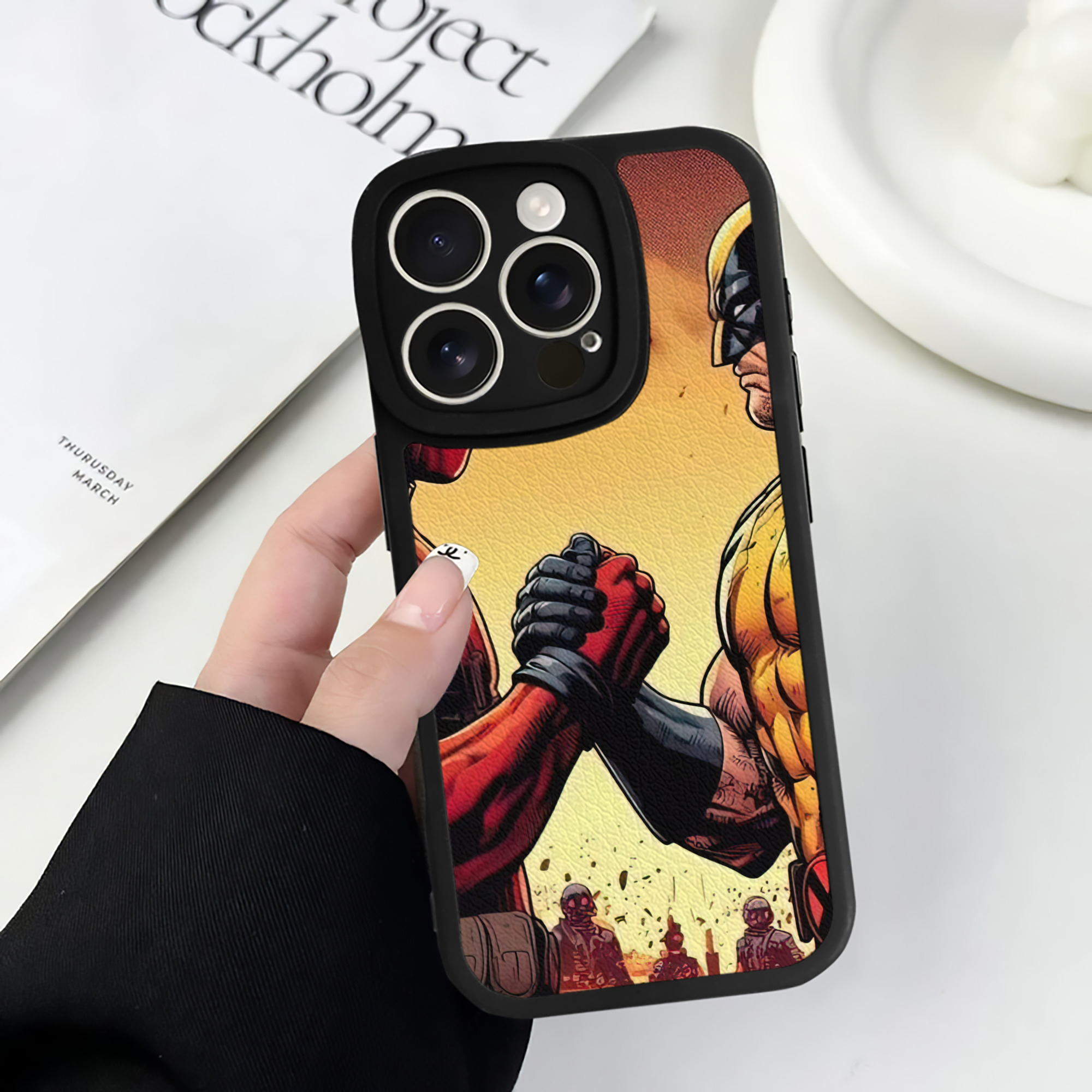 （画像用） Deadpool デッドプール 【iPhone 16シリーズ対応】シリコンスマホケース（レザー調） 材質：シリコン